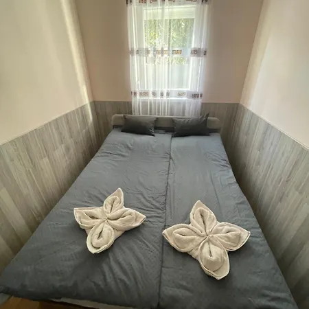 Ponty Apartman Kunfeherto Exterior photo